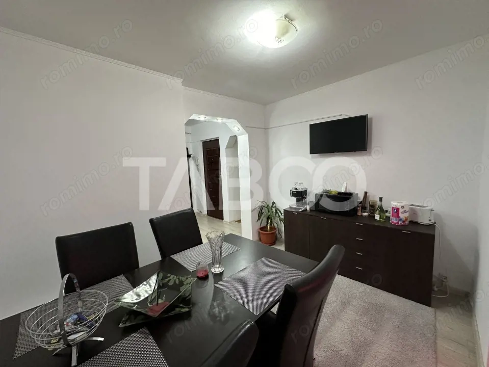 Apartament decomandat 3 camere 2 bai 68 mpu etaj 3 Calimanesti Valcea 