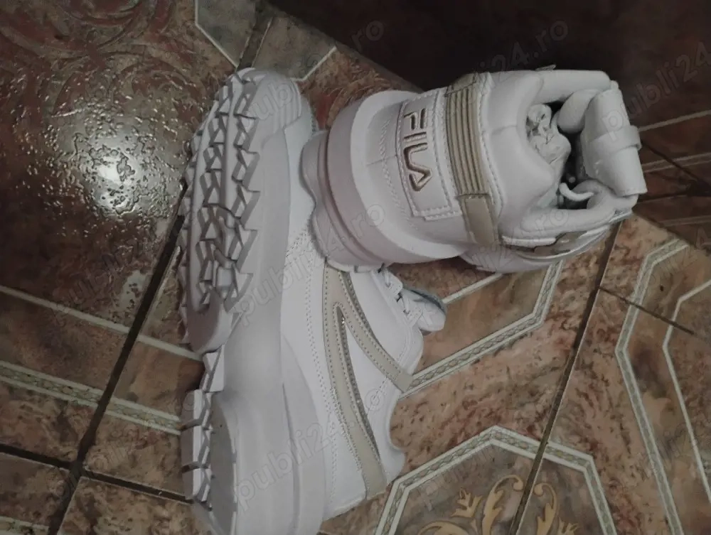 Vind adidași FILA noi, originali 