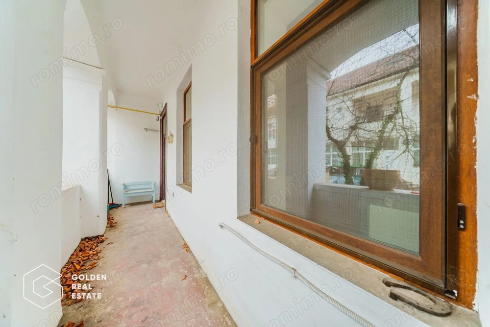 Apartament ultracentral, 2 camere, curte cu acces auto