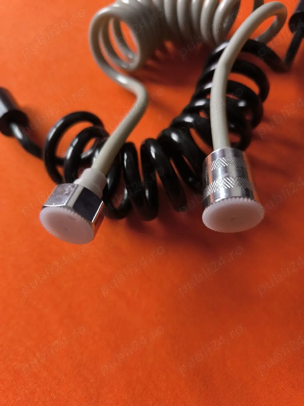 Furtun flexibil pentru duș cu arc.