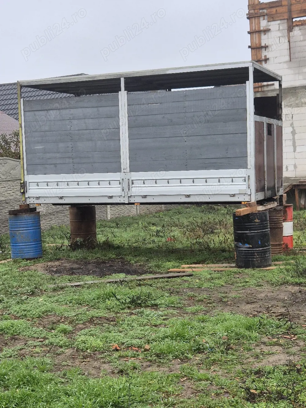 vând benă în stare impecabilă cu schelet Eurobody!