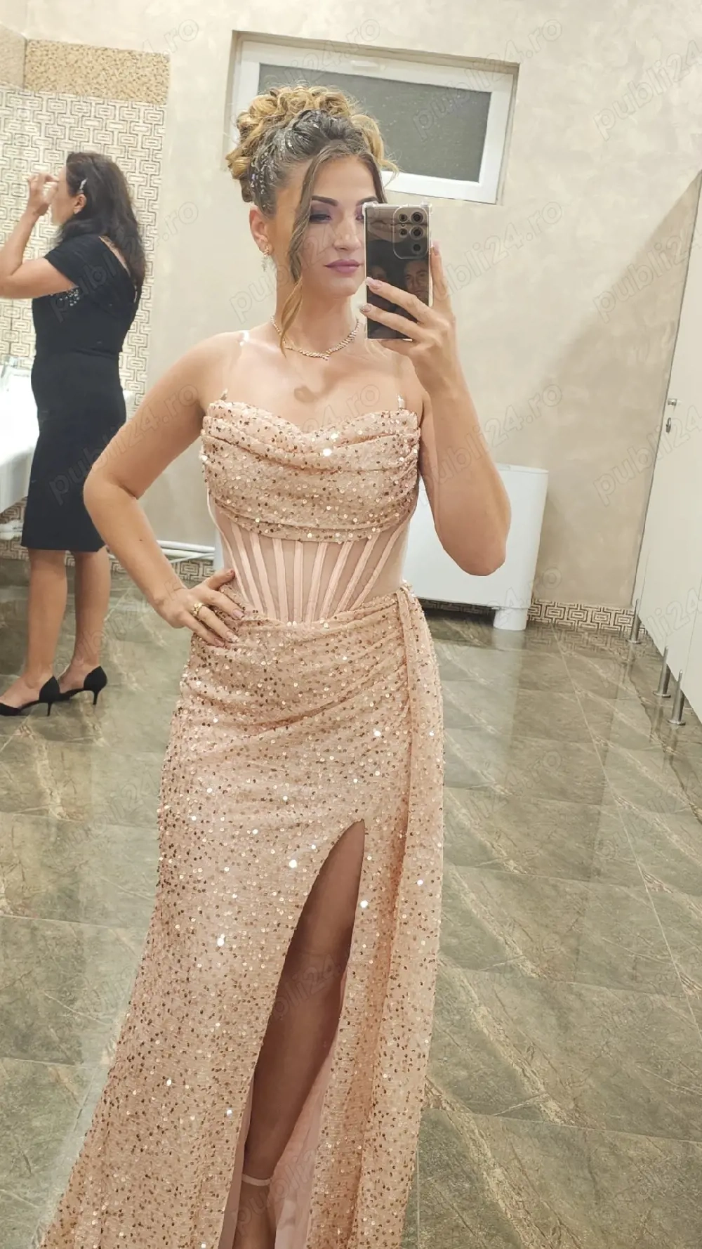 vând această rochiță 