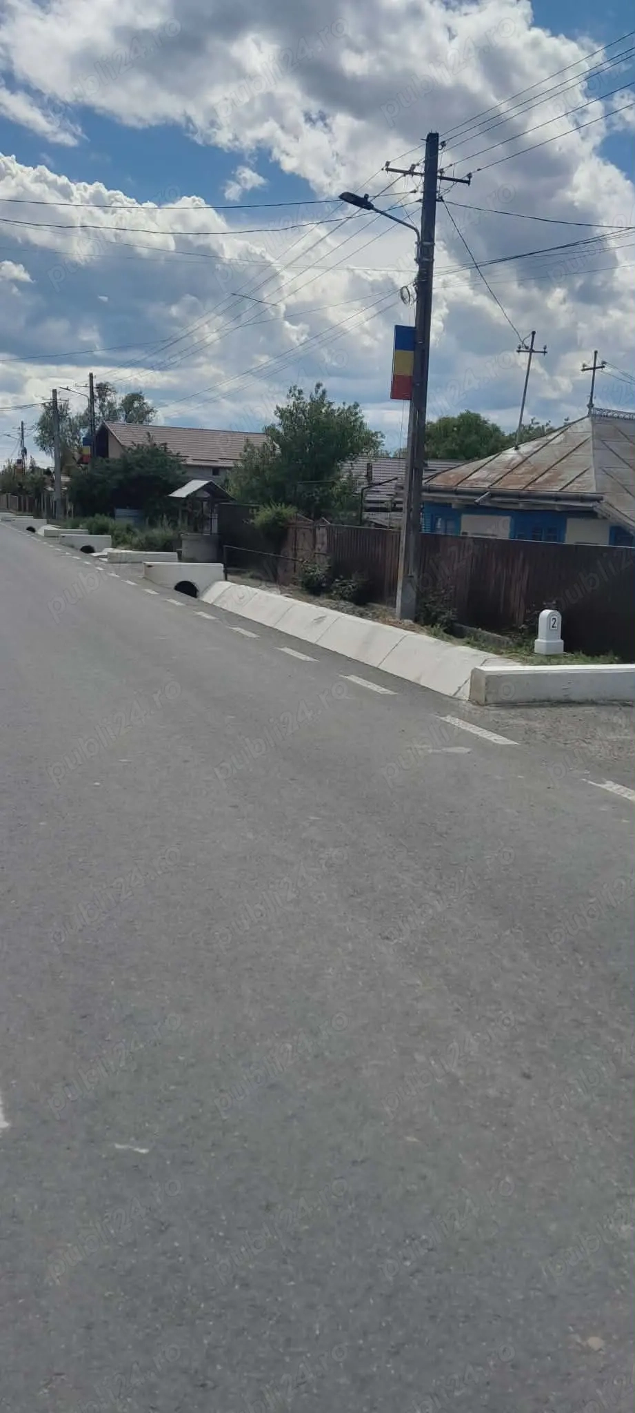 Vând casă bătrânească și teren 