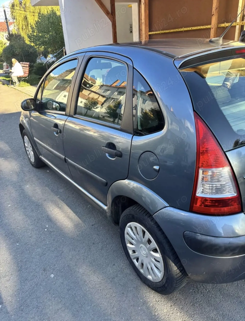  Vând 2 mașini personale   se pot da și separat   preț negociabil 