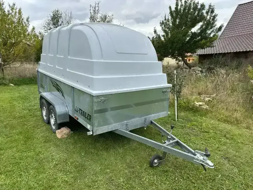 Vând remorcă 750 kg, 2 axe, cu platformă rabatabilă și hardtop