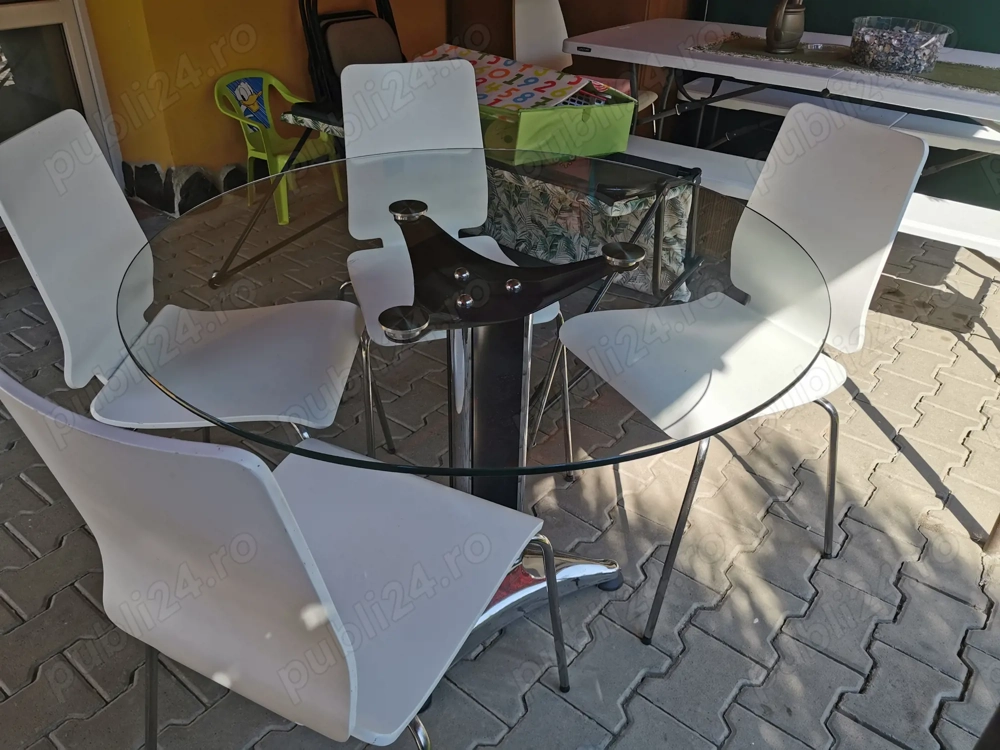 Masa rotunda cu 4 scaune
