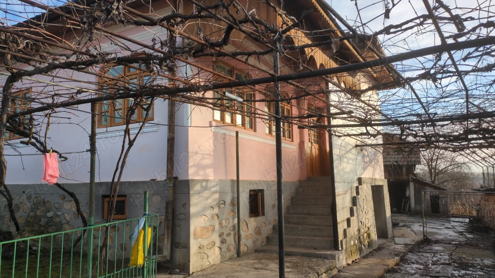 Casa de vanzare cu teren, in centru Rosia de Amaradia, Gorj