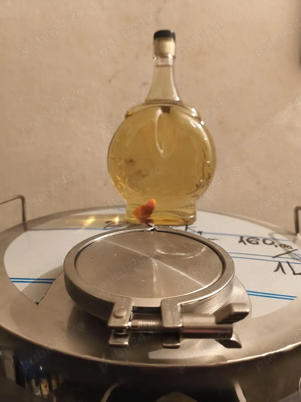 De vanzare palinca de ,,Caise,,.