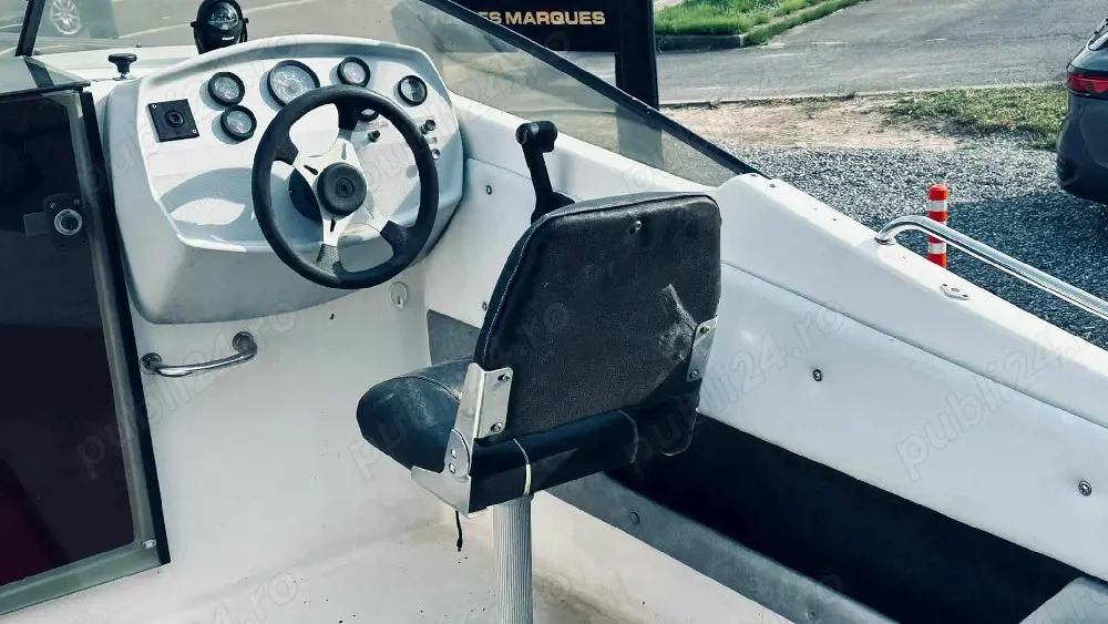 Vând schimb barca cu cabina motor si peridoc