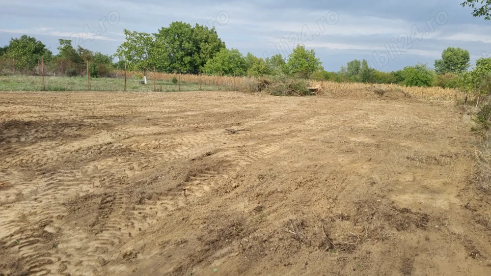 Vand teren intravilan 700mp la pretul de 15000 e pentru mai multe detalii sunati la nr  