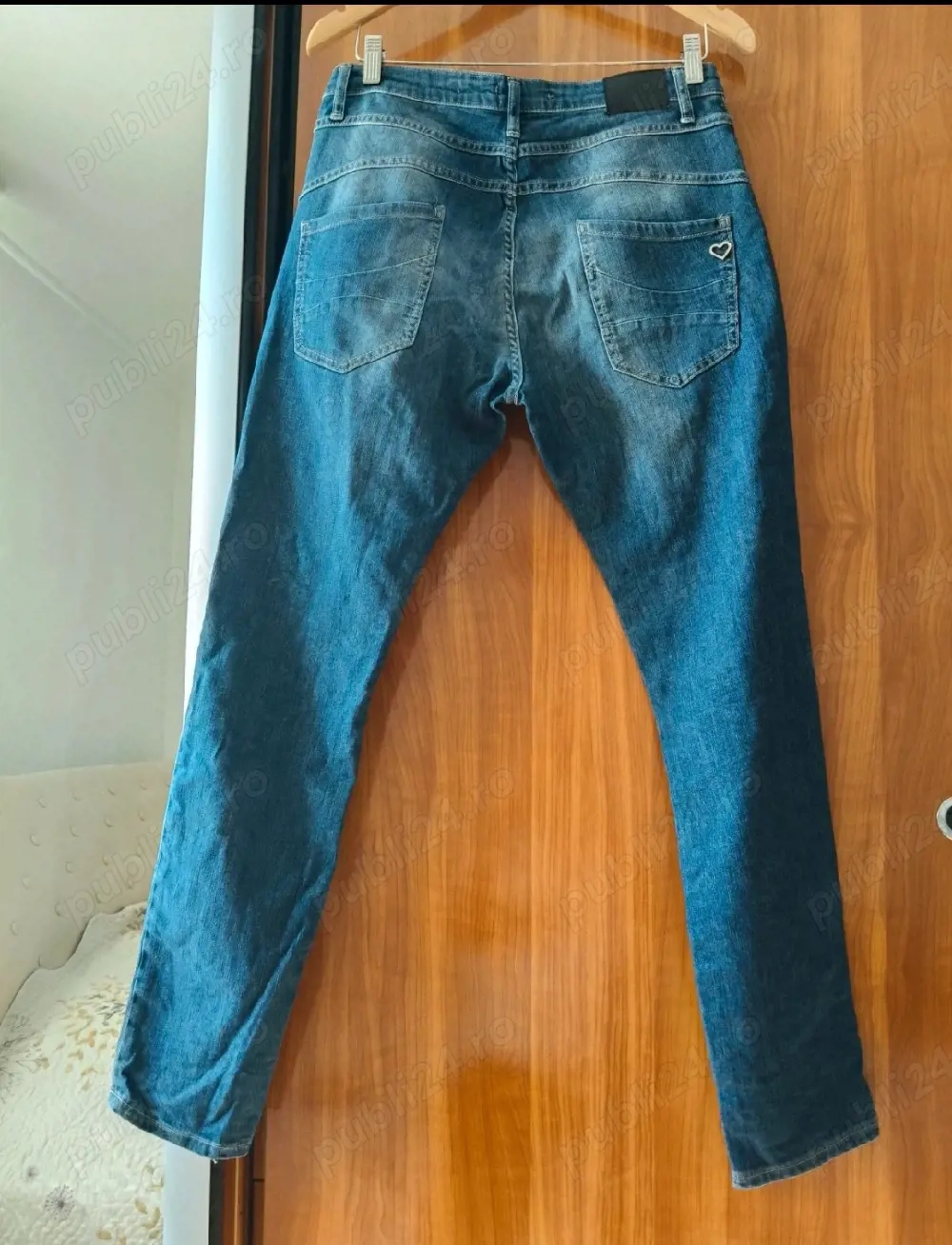 Vand blugi noi, cu eticheta