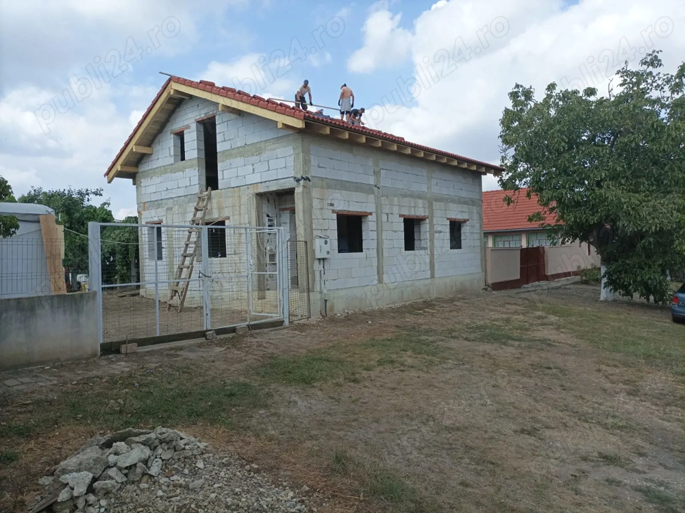 Proprietar vând teren cu casă în roșu 