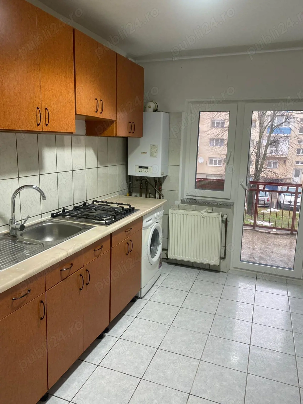 Închirieriz apartament cu 3 camere 