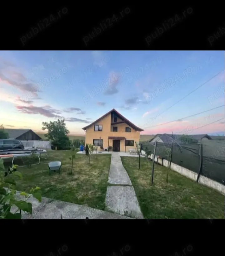 Vand casa cu etaj  la 13 km de oraș 