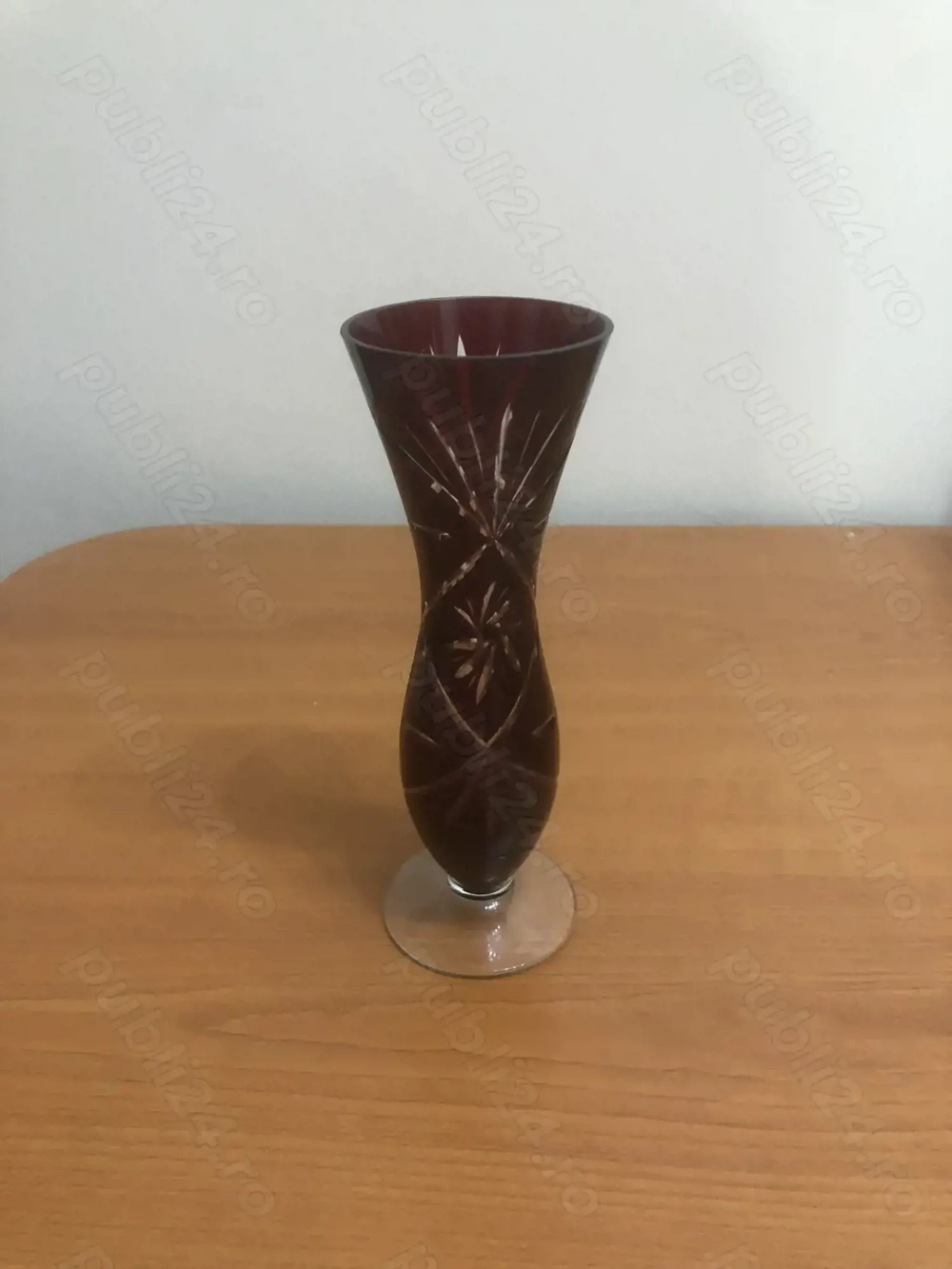 Vaze cristal rosu rubin, stare perfecta.