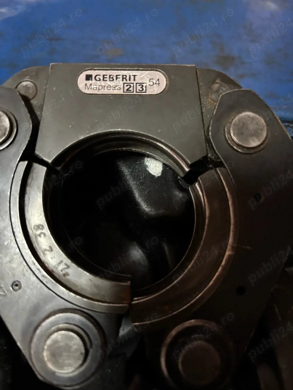 Vand masina de sertizat Geberit pe acumulator cu falci profil M