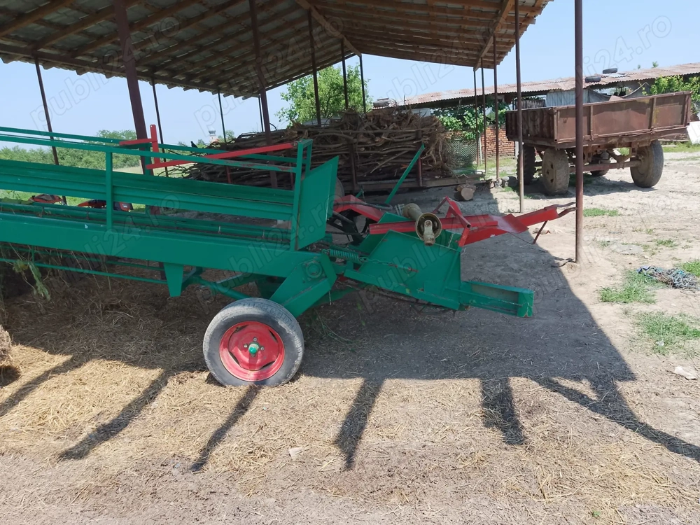 Vând încărcător de baloti 