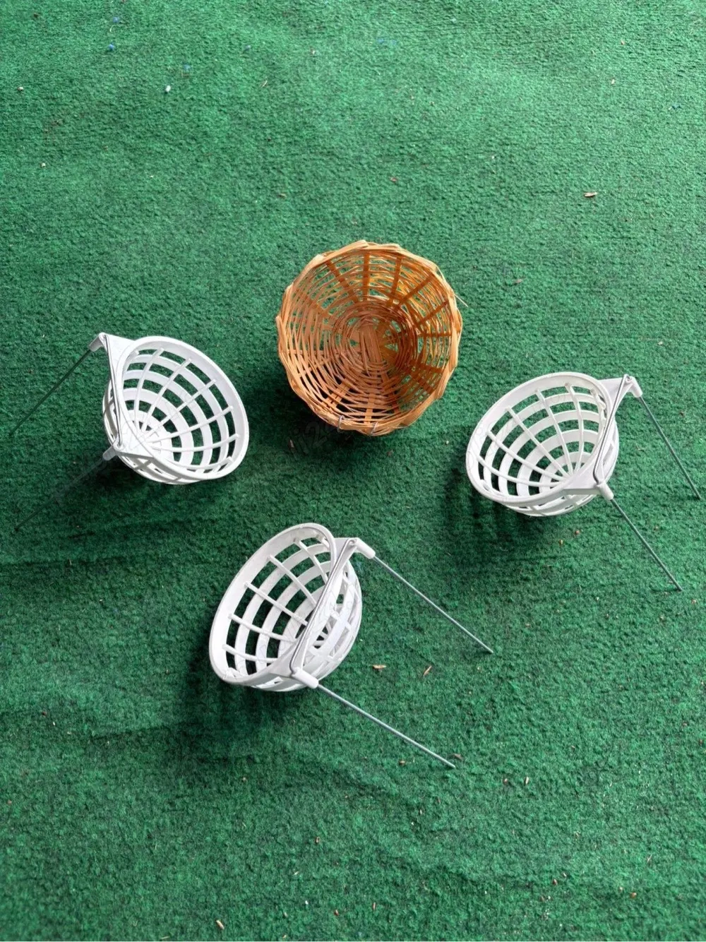 Vand 5 Cuiburi pt Canari si Cinteze