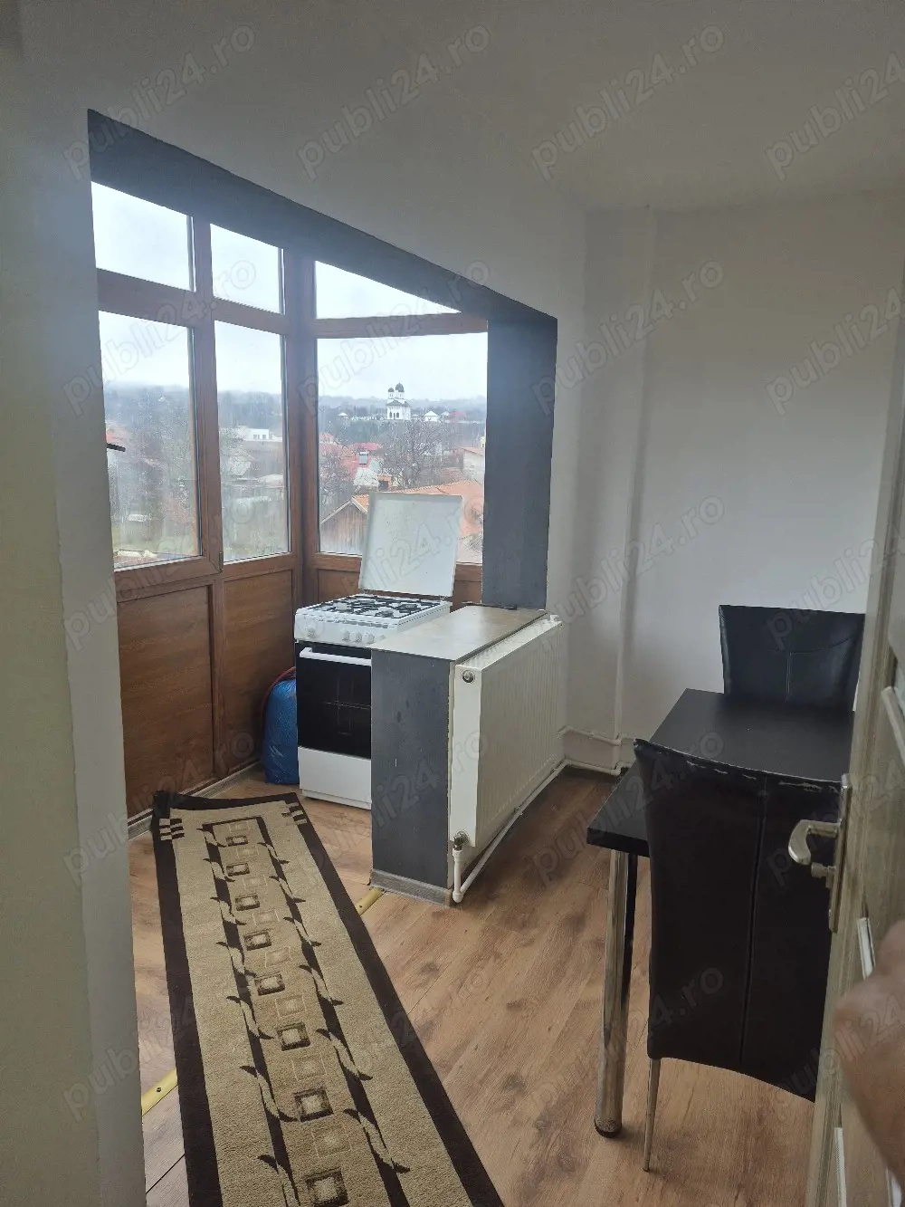 închiriez apartament