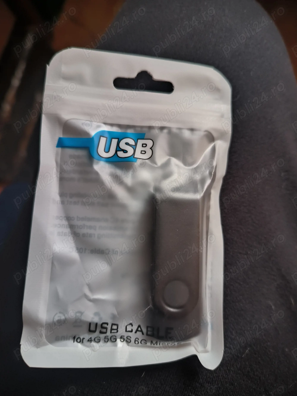 Vând Stick 32 GB cu muzică 