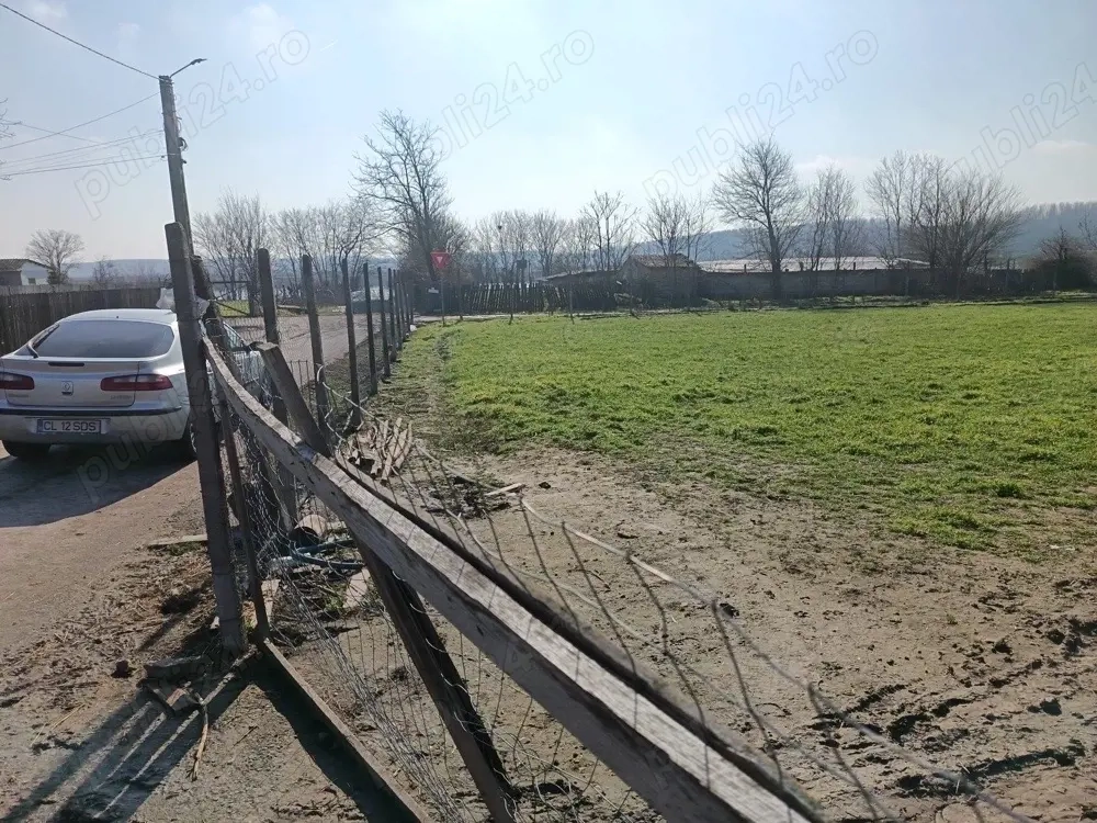 Vând teren intravilan cu deschidere la asfalt,apa,utilități