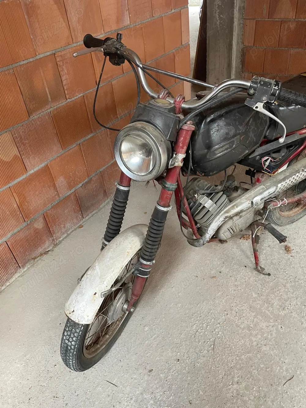 Motocicleta Mobra Hoinar