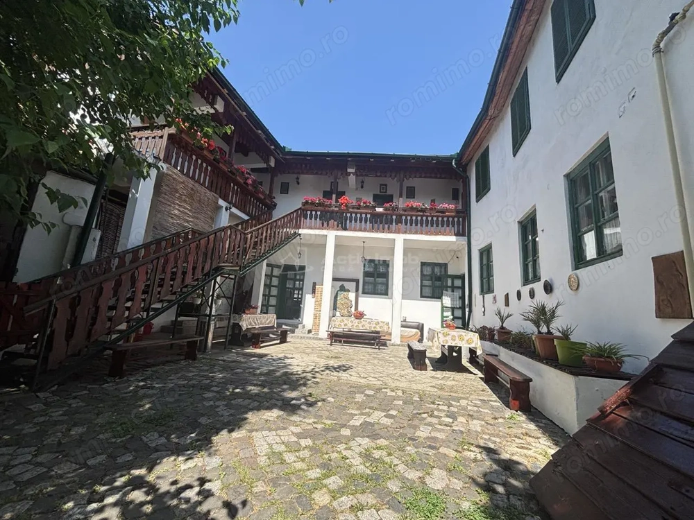 Cladire cu Arhitectura Traditionala - 691 mp - Ultracentral Oradea