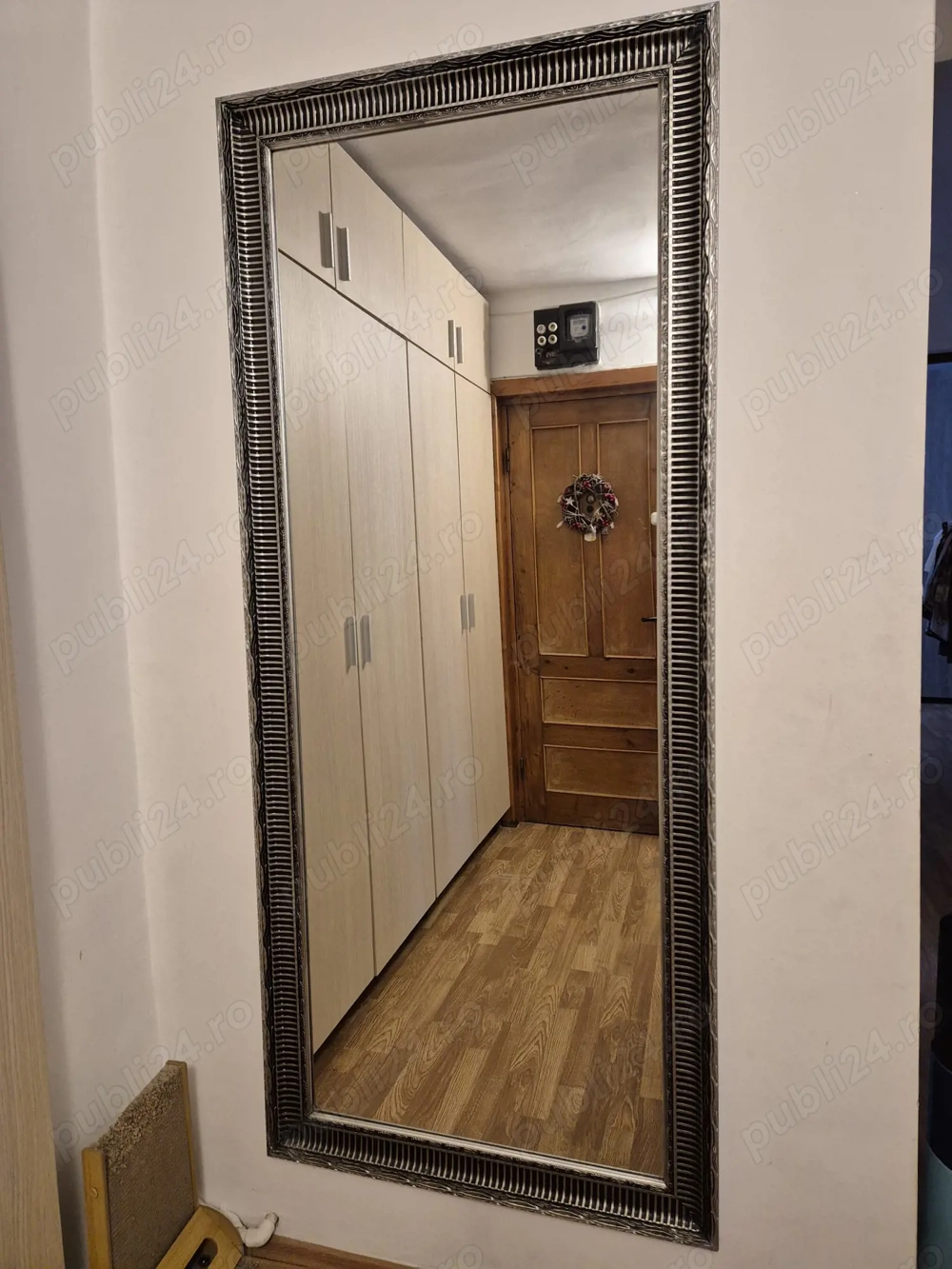 Vând oglinda hol. 