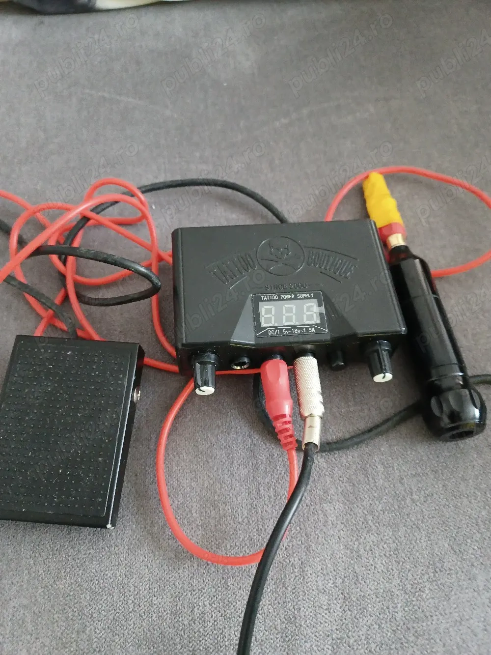 salut grup, vănd un aparat de făcut tatuaje 