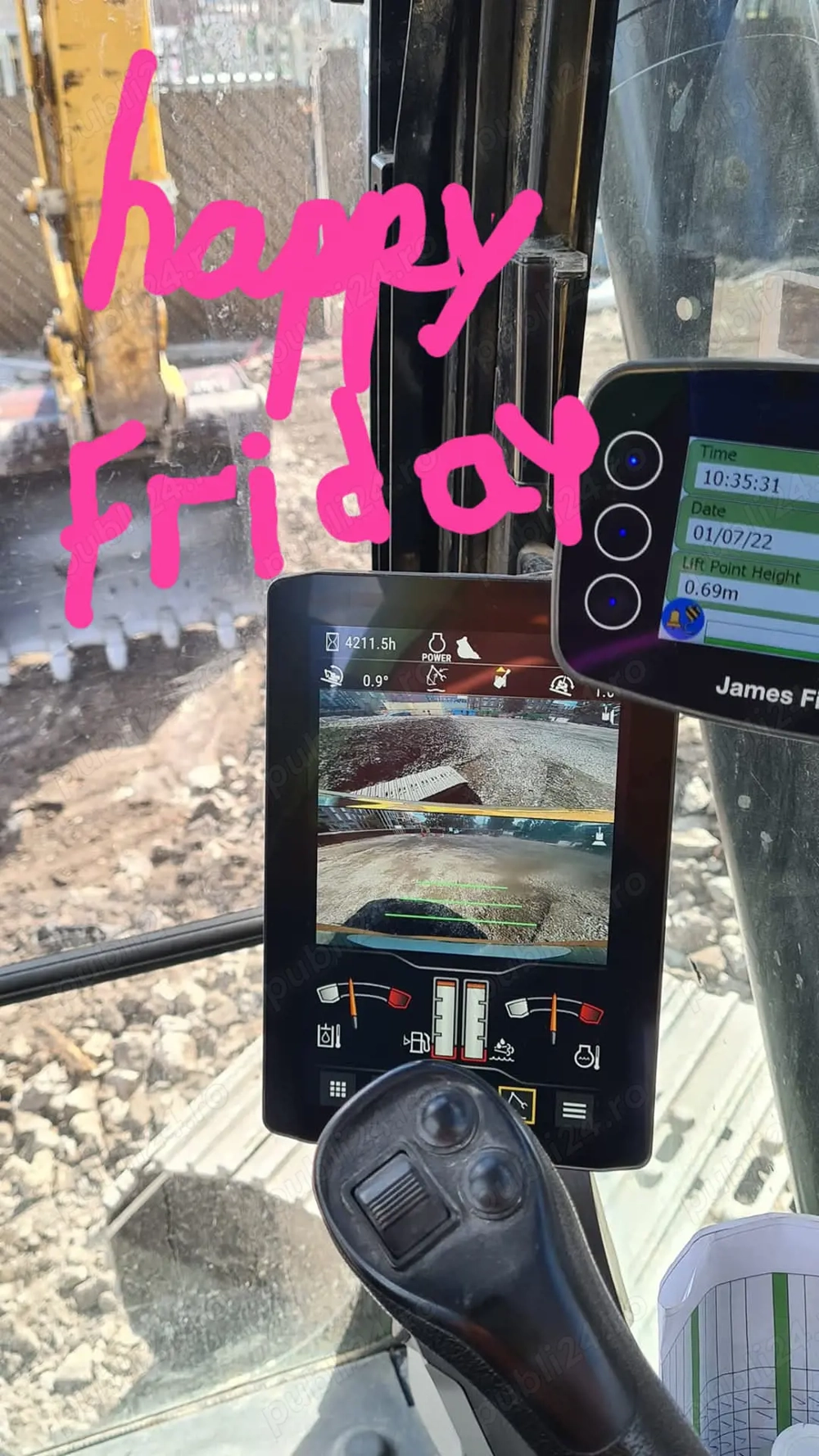 Excavatorist disponibil pentru lucrări. 