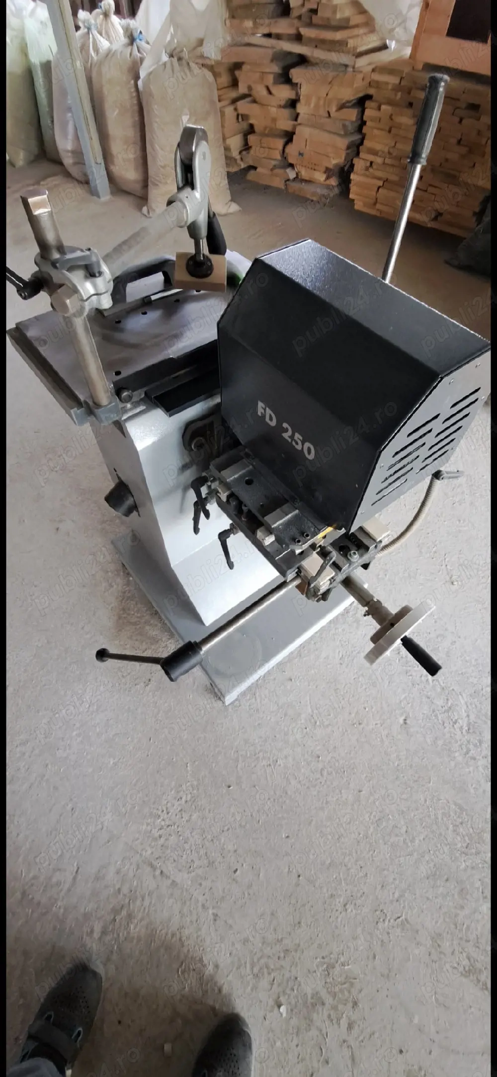 Vând mașină de găurit