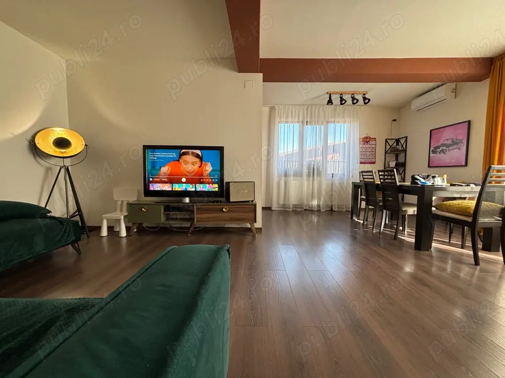 Jumătate de duplex, cu intrare separată și delimitare clară a spațiilor, fără utilizări comune.