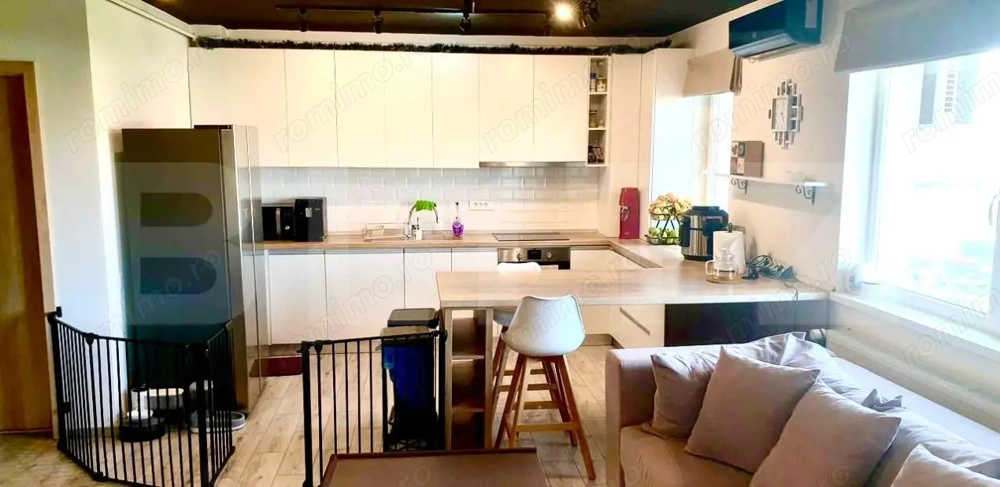 Apartament 3 camere, 71 mp, parcare, 2 bai, lift, zona Teilor