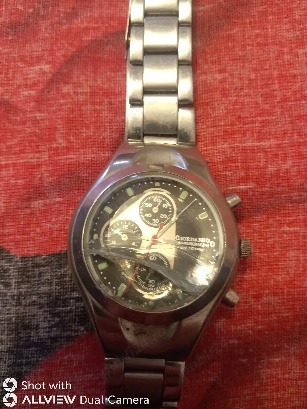 vând ceas de mana este Pe baterie funcționează 