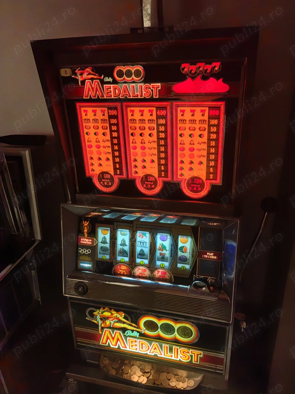 Vând slot machine Bally Medalist. 