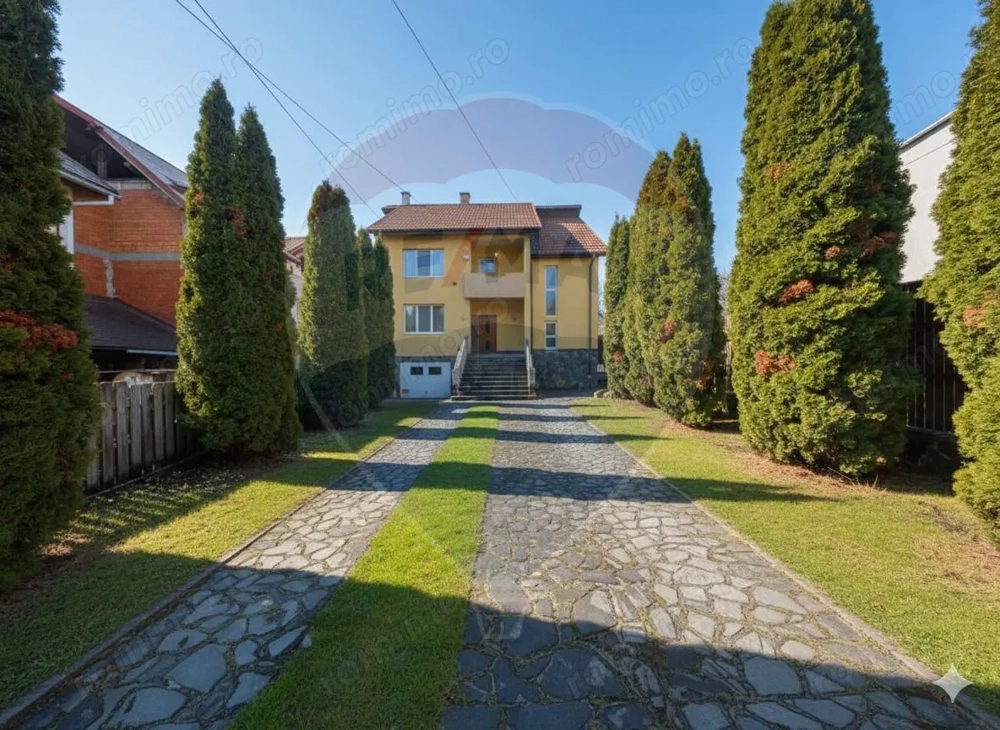 Casă / Vilă cu 8 camere de vânzare