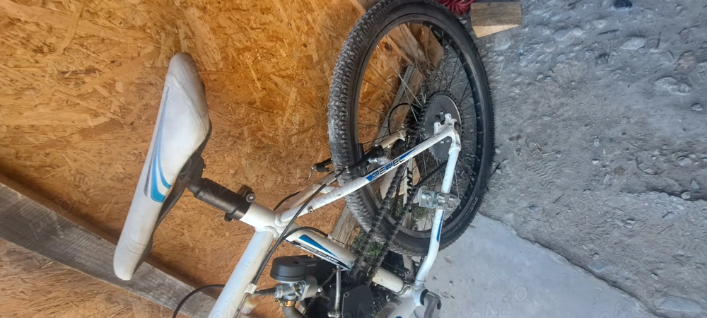 Vind bicicleta cu motor pe benzina 