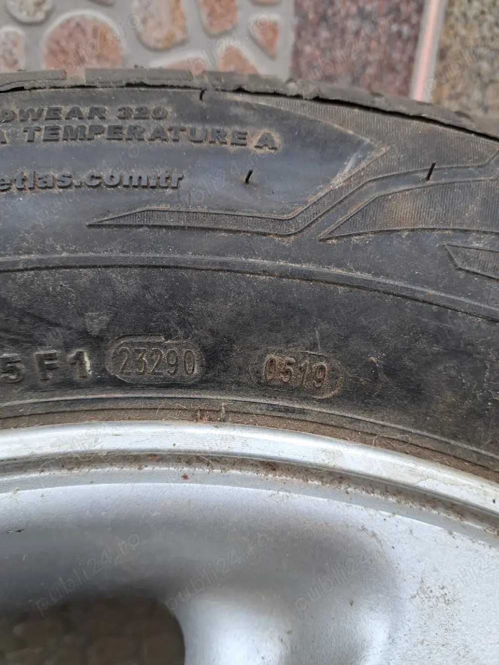 1 roata, 1 geanta Toyota RAV 4