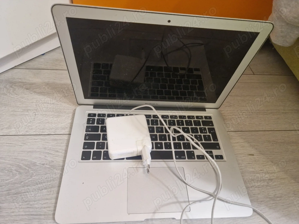 Vand laptop marca apple cu incarcator