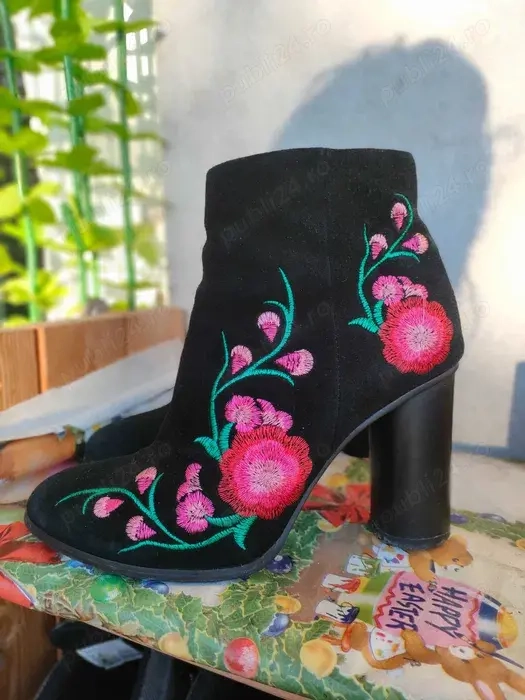 Ghete Botine Elegante Negre, Piele Naturală, cu Broderie Flori Roz