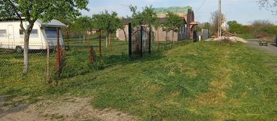 Vând teren intravilan+ construcție nefinalizată 