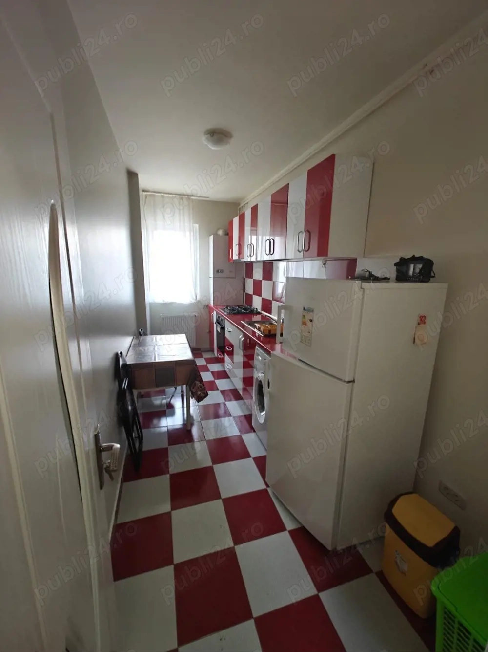 inchiriez apartament cu 2 camere 