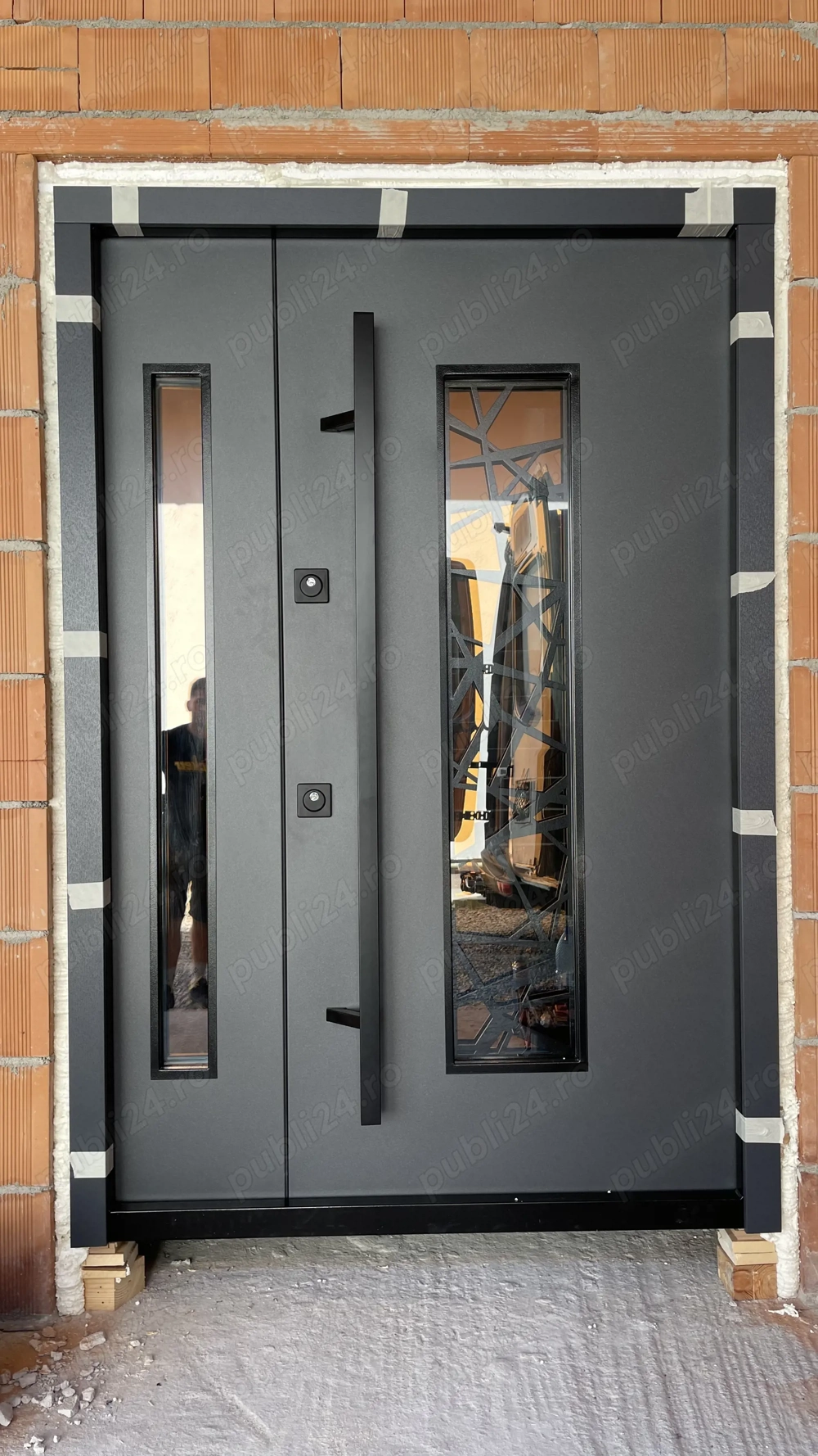 Usa dubla de intrare in casa 