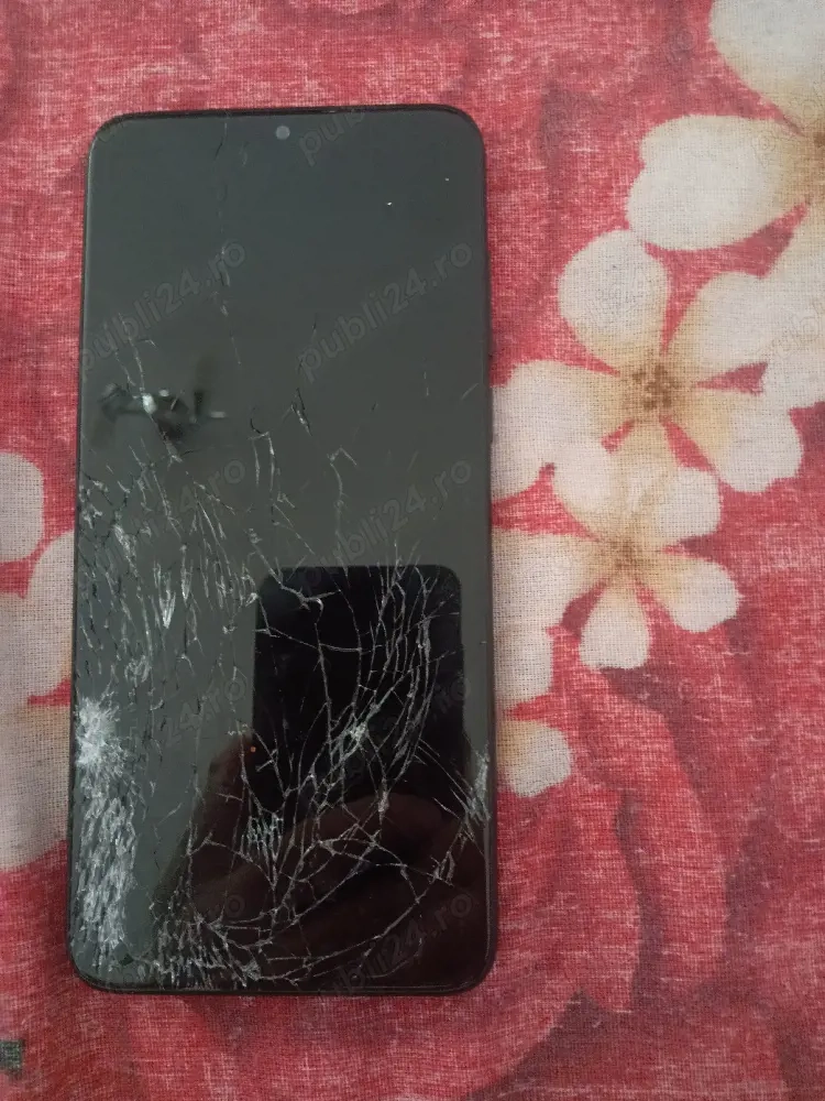 vând telefon are display-ul spart 