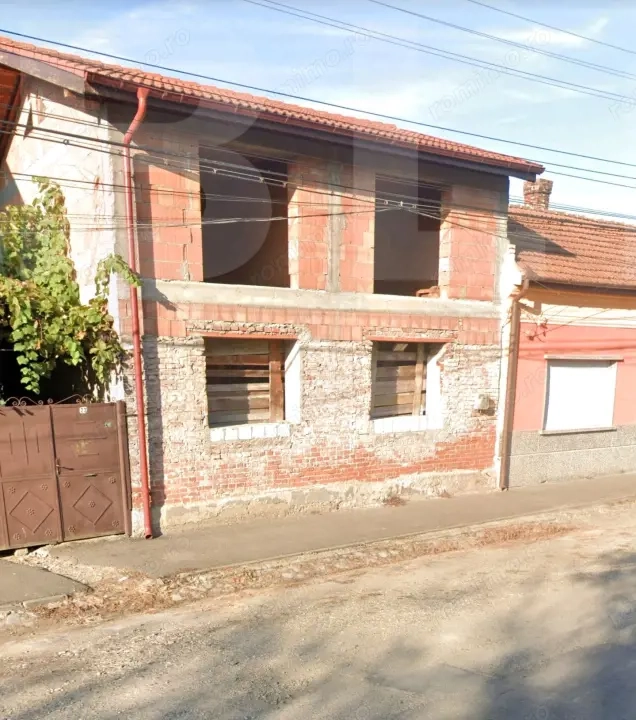 Casă la roșu – ideală pentru locuință multifamilială sau investiție!