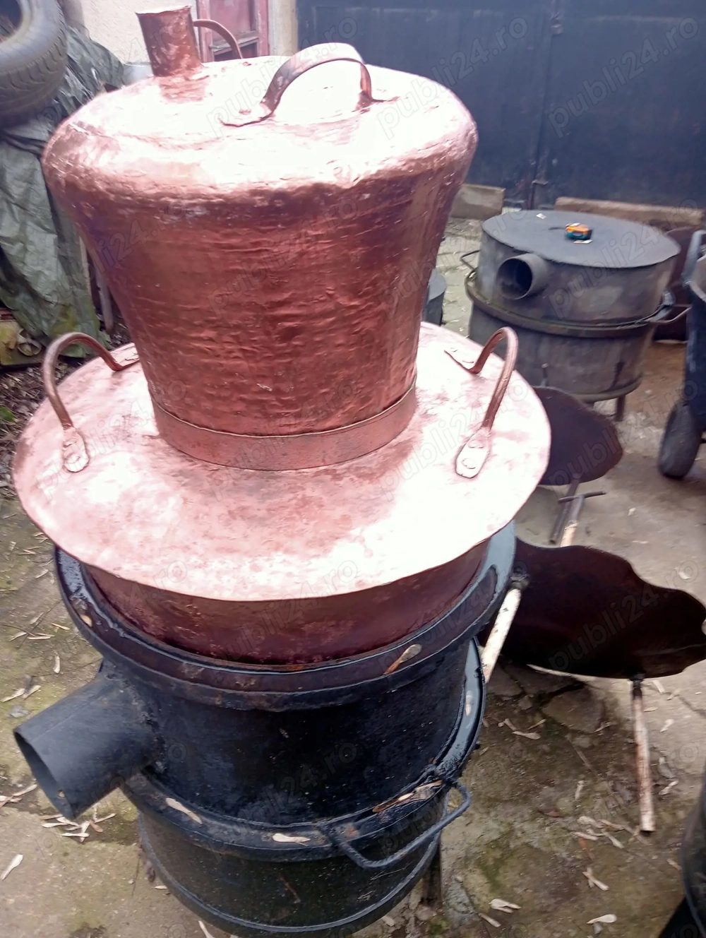 Vand 2 cazane de tuica de 60 de litrii fiecare complecte cu racitor si focar.Pret:2.400 lei buc neg.