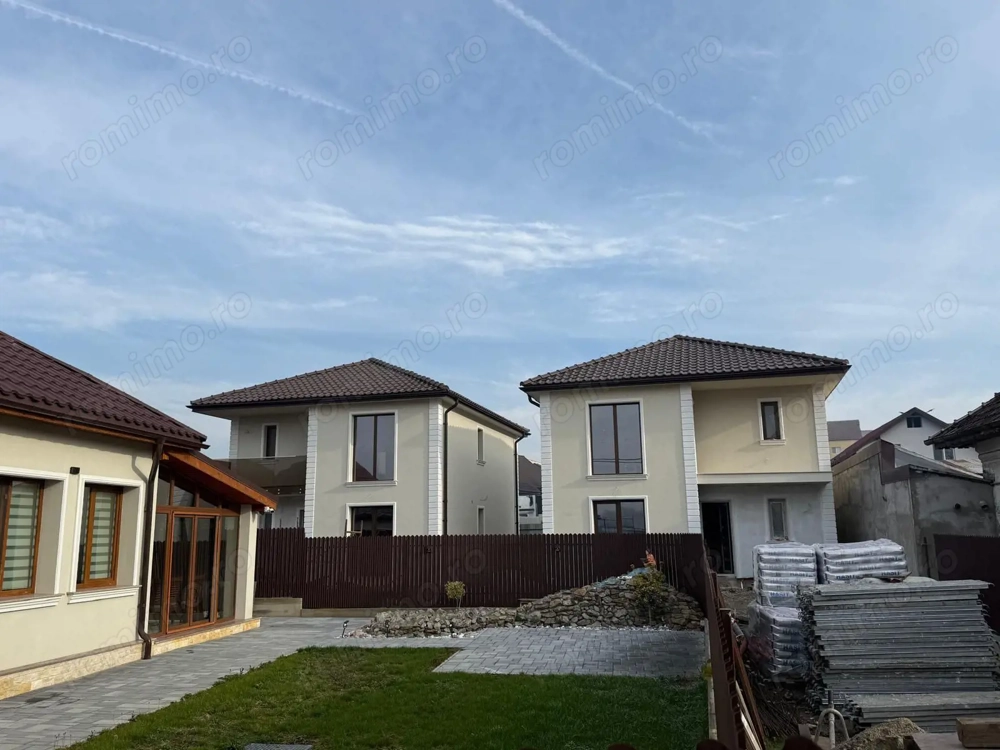 Casă P + 1, central, vis-a-vis de Stadionul Municipal