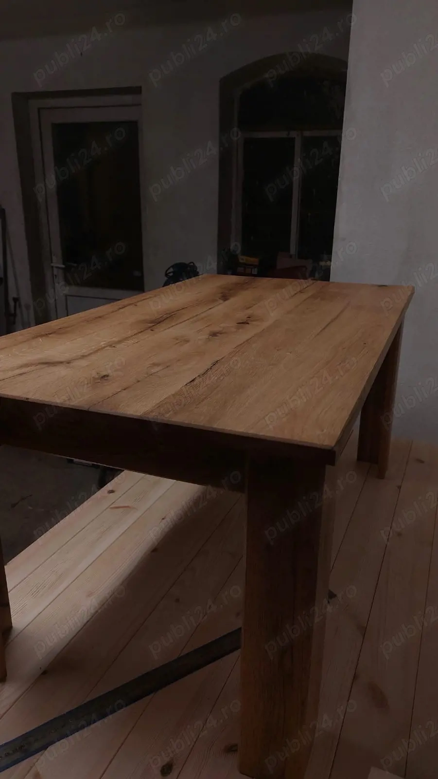 Măsuță de cafea din stejar masiv   lucrată manual