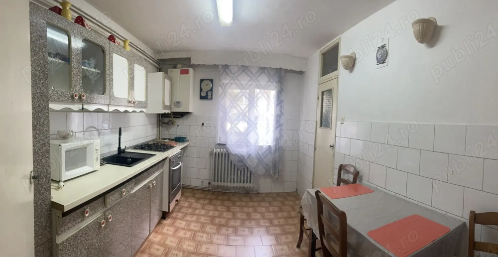 Apartament spatios, decomandat cu 3 camere, 2 bai, 2 spatii de depozitare, situat la parter.
