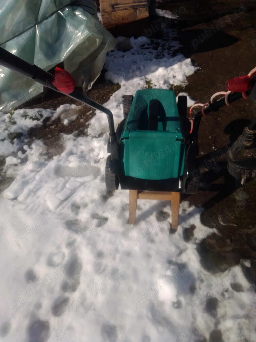 vând mașină de tuns gazon electrică Bosch arm 32 